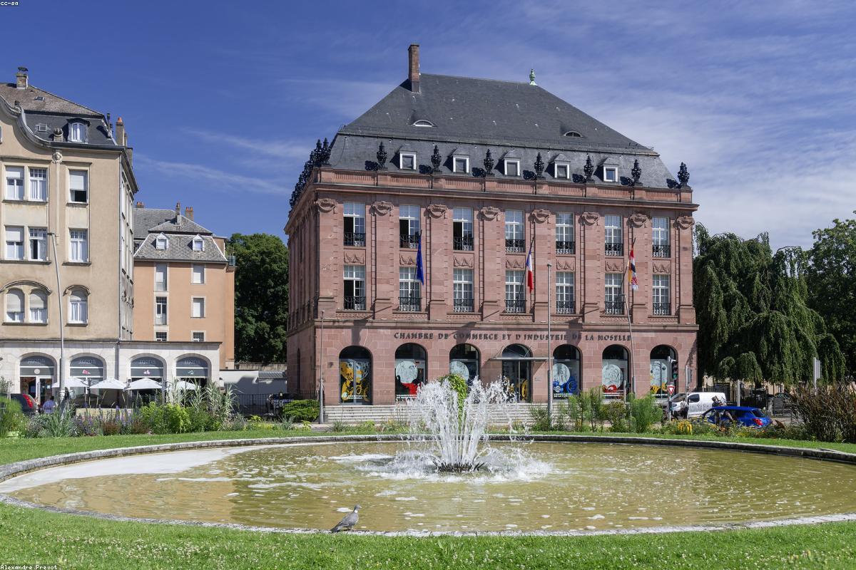 Public levant la main pour poser une question au forum